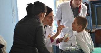 Primarul din comuna sibiană Roșia a gătit pentru studenții și medicii voluntari care au consultat gratuit 250 de locuitori