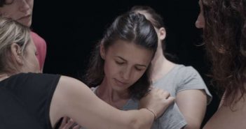 „In mijlocul meu, vocea” – un documentar despre o inconfortabila si dureroasa calatorie catre interior, va avea premiera nationala la TIFF